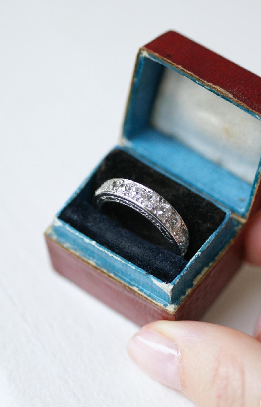 Art Deco wedding band with diamonds on platinum - Galerie Pénélope