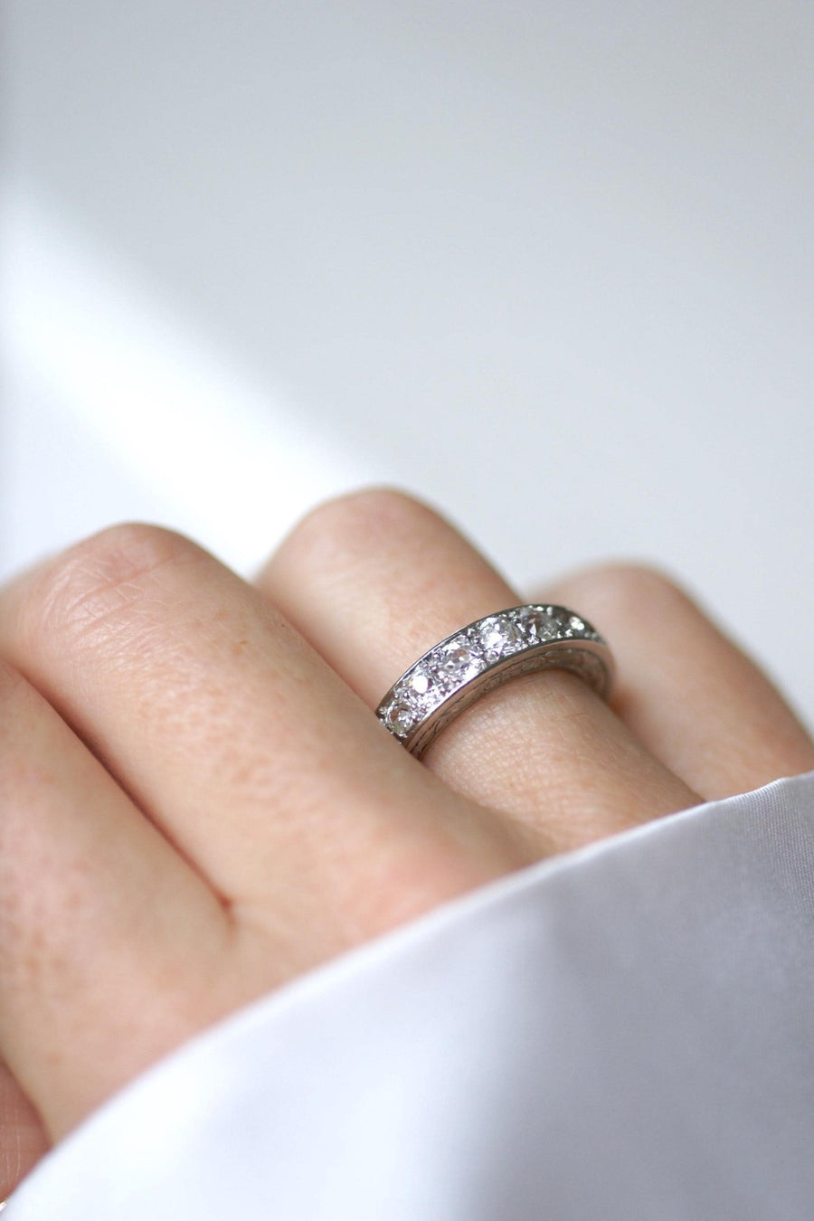 Art Deco wedding band with diamonds on platinum - Galerie Pénélope