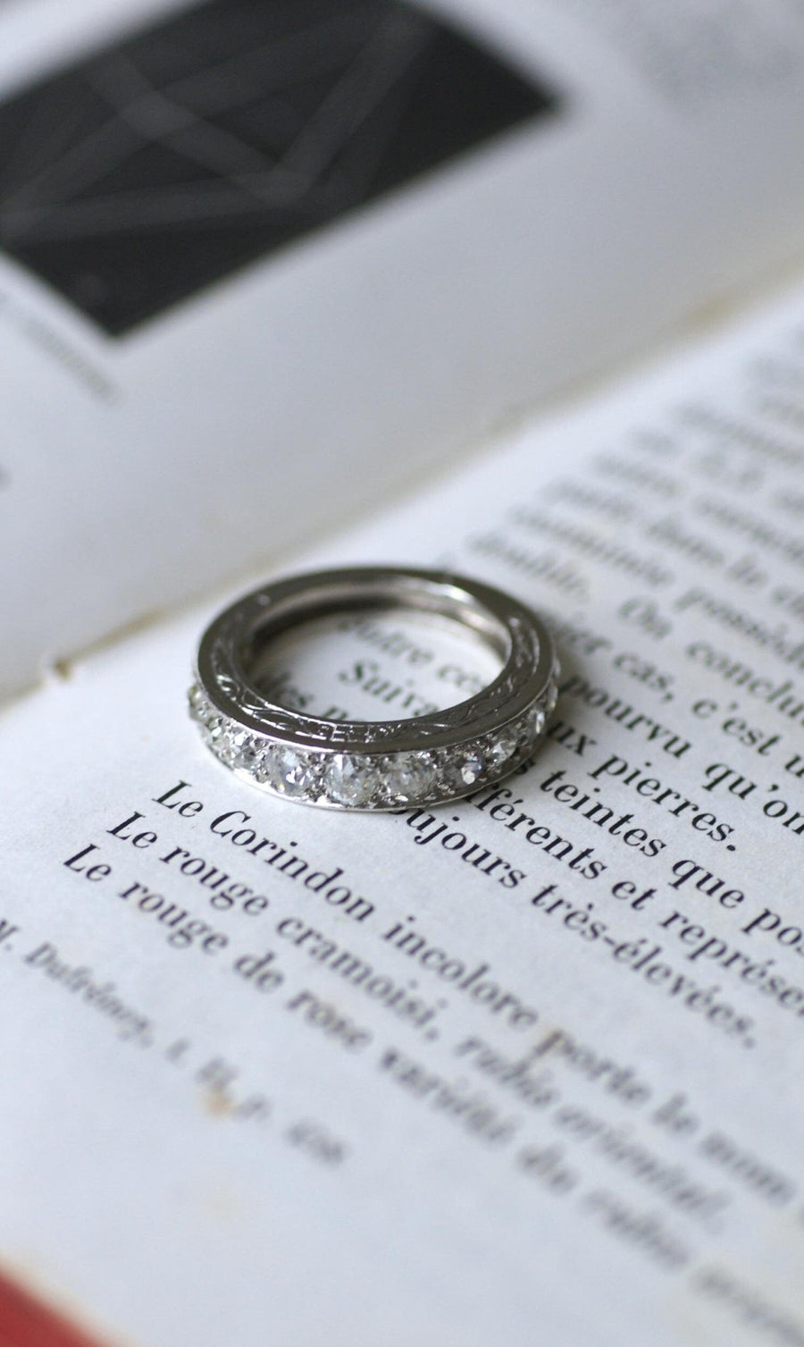 Art Deco wedding band with diamonds on platinum - Galerie Pénélope