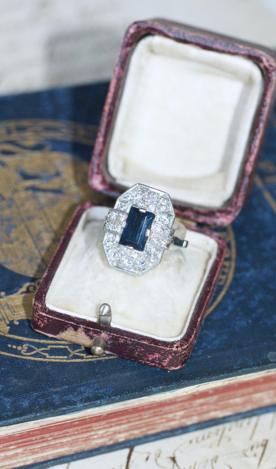 Art Deco Diamond and Sapphire Rectangular Ring - Galerie Pénélope