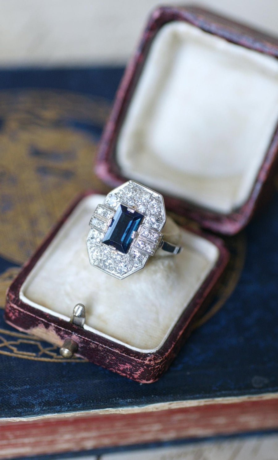 Art Deco Diamond and Sapphire Rectangular Ring - Galerie Pénélope
