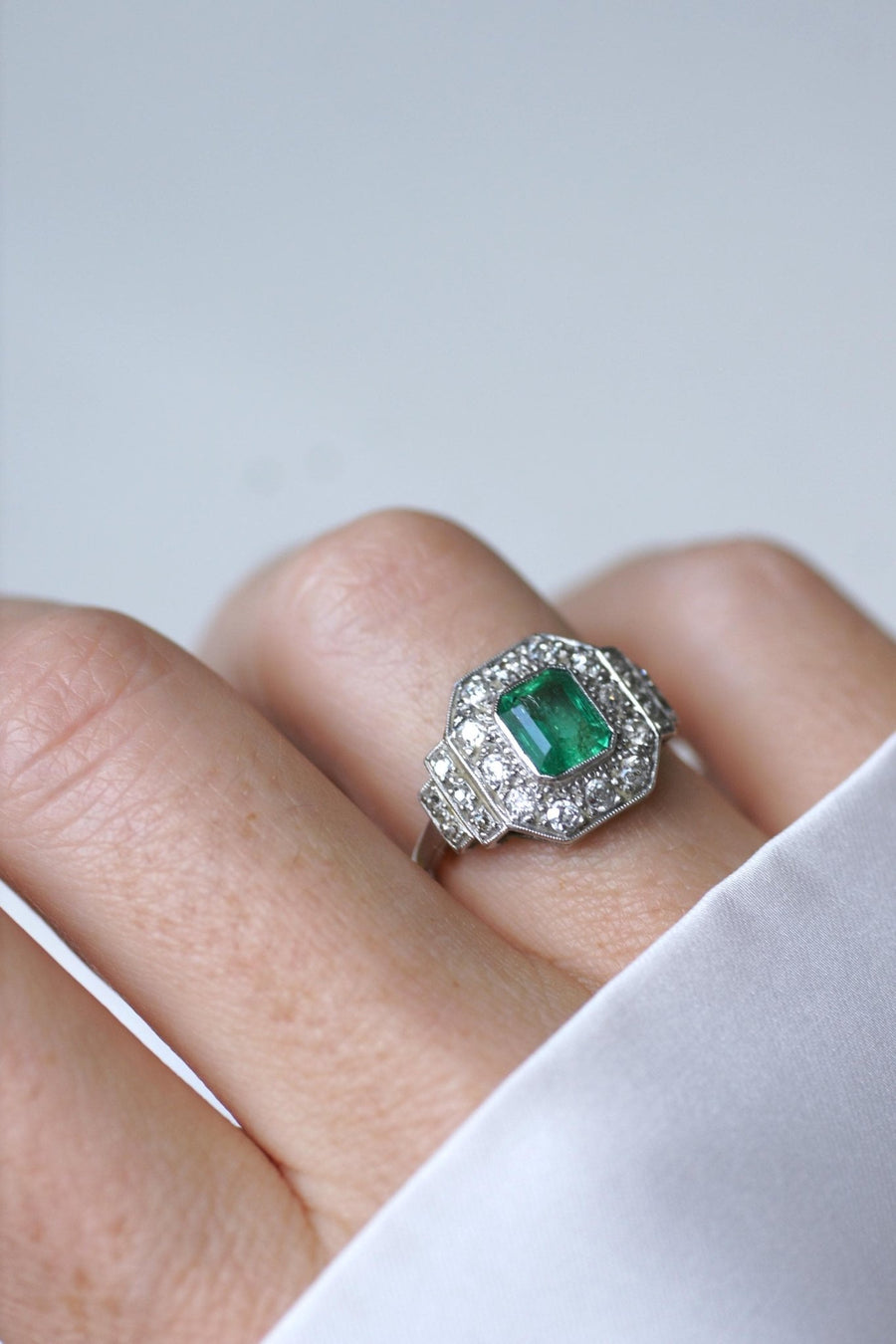 Art Deco Ring Emerald 1.00 Ct and Diamonds on Platinum - Galerie Pénélope