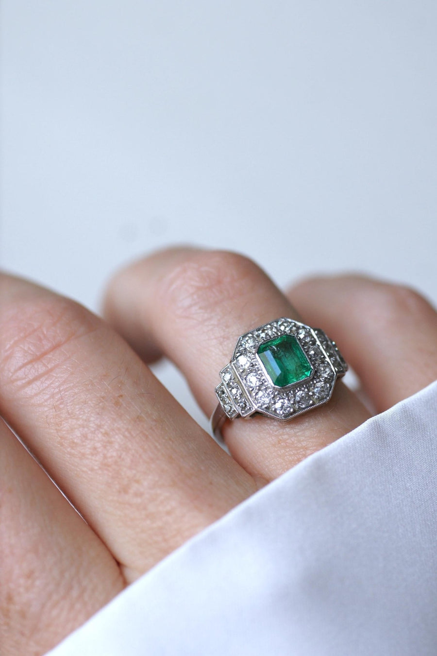 Art Deco Ring Emerald 1.00 Ct and Diamonds on Platinum - Galerie Pénélope