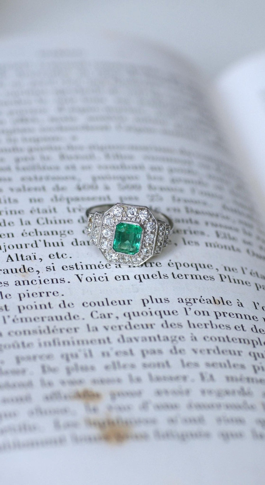 Art Deco Ring Emerald 1.00 Ct and Diamonds on Platinum - Galerie Pénélope