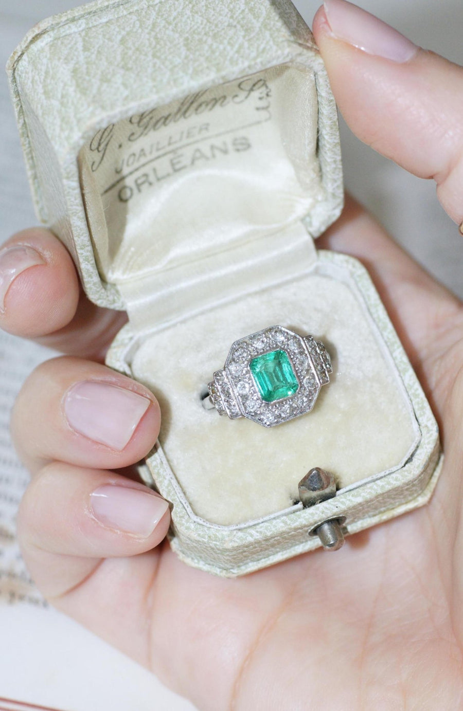 Art Deco Ring Emerald 1.00 Ct and Diamonds on Platinum - Galerie Pénélope