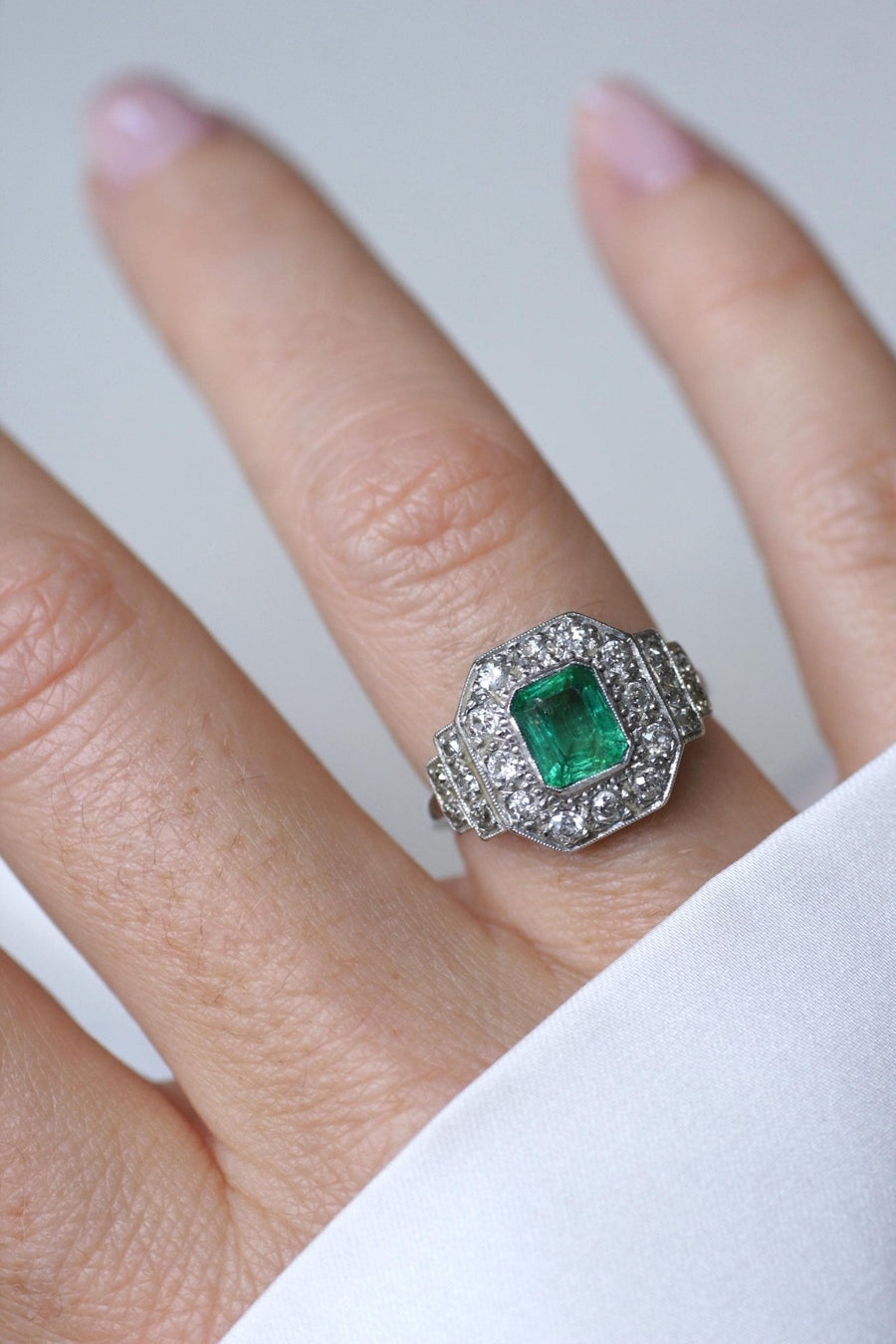 Art Deco Ring Emerald 1.00 Ct and Diamonds on Platinum - Galerie Pénélope