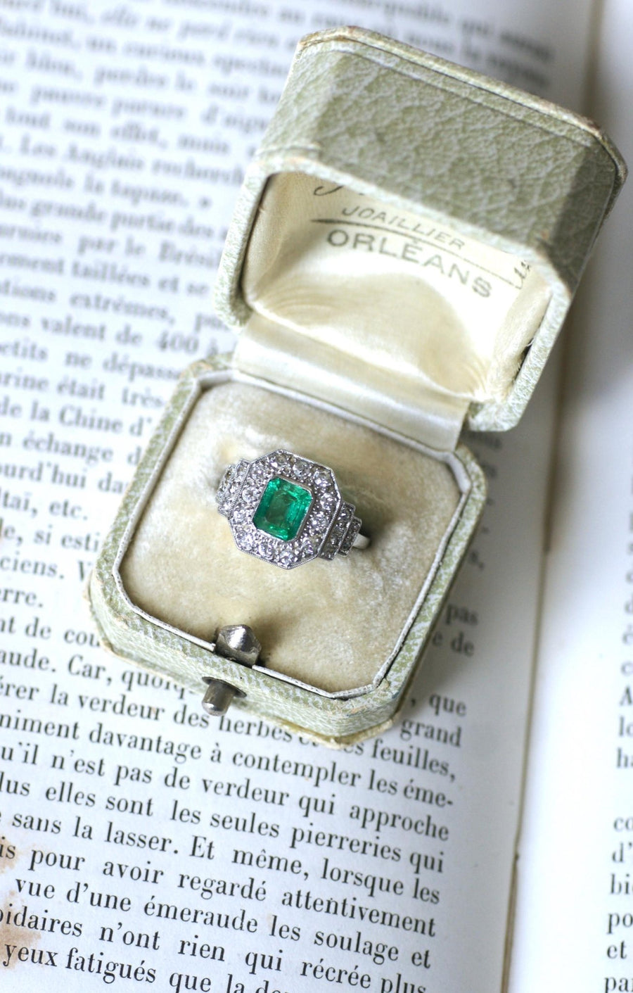 Art Deco Ring Emerald 1.00 Ct and Diamonds on Platinum - Galerie Pénélope