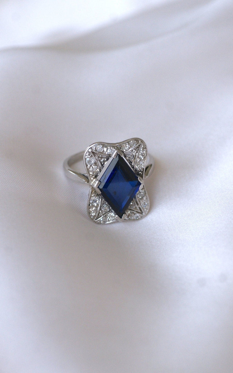 Art Deco Losange Synthetic Sapphire and Diamond Ring - Galerie Pénélope