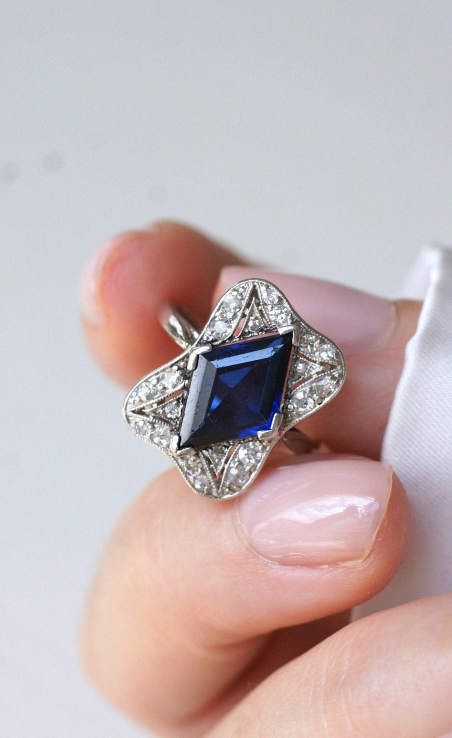 Art Deco Losange Synthetic Sapphire and Diamond Ring - Galerie Pénélope