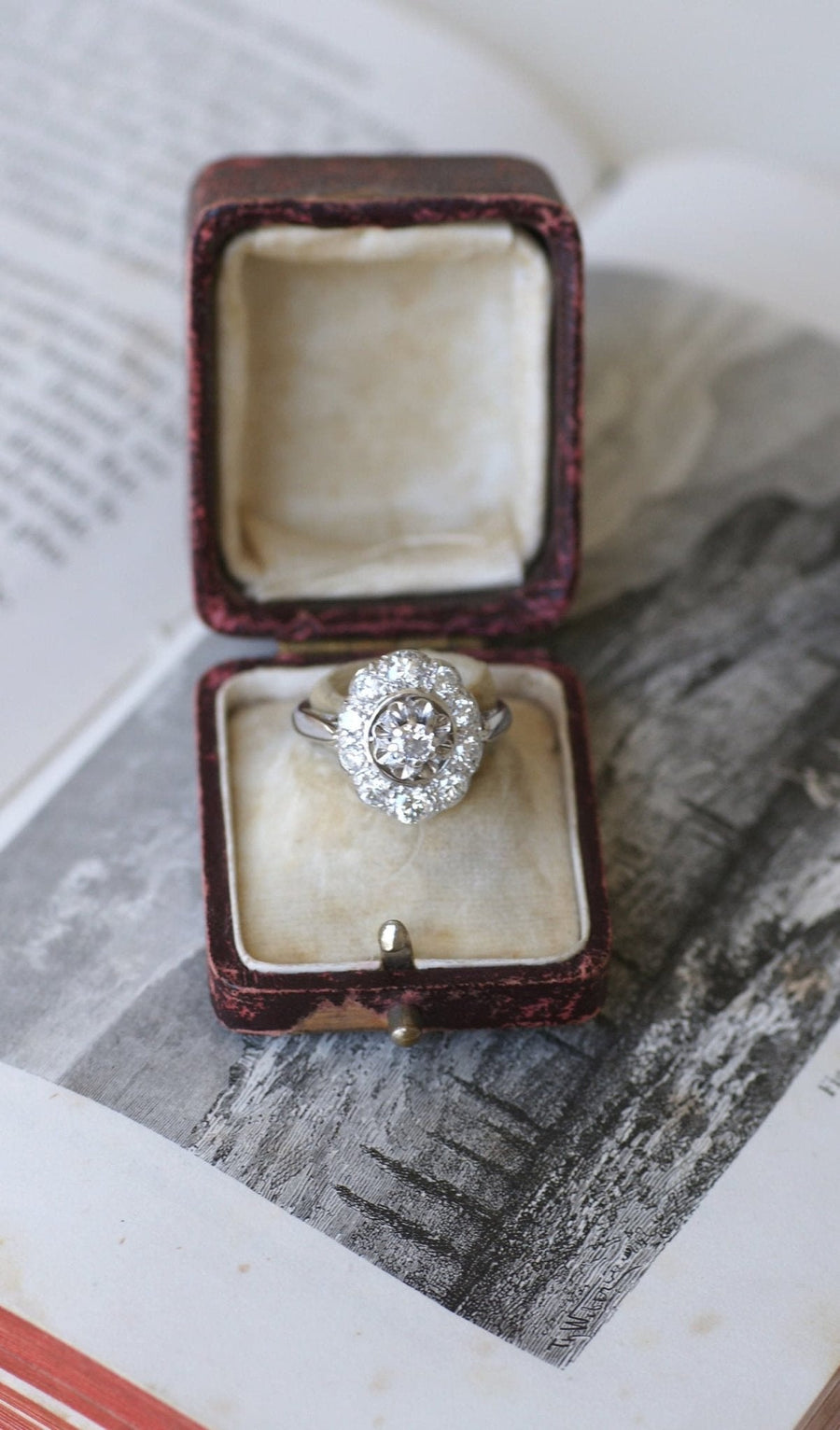 Art Deco Marguerite Oval Diamond Ring - Galerie Pénélope
