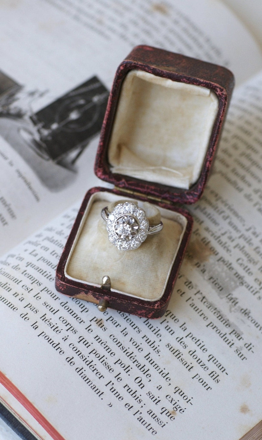 Art Deco Marguerite Oval Diamond Ring - Galerie Pénélope