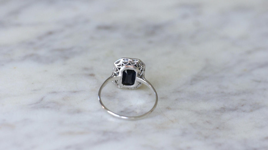 Art Deco Sapphire Ring Surrounded by Diamonds - Galerie Pénélope