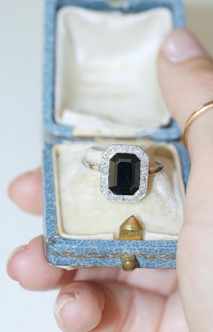 Art Deco Sapphire Ring Surrounded by Diamonds - Galerie Pénélope