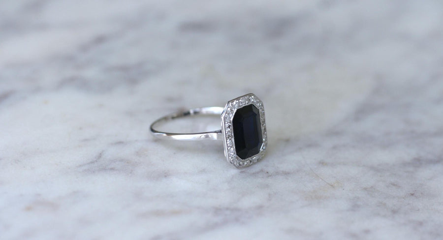 Art Deco Sapphire Ring Surrounded by Diamonds - Galerie Pénélope