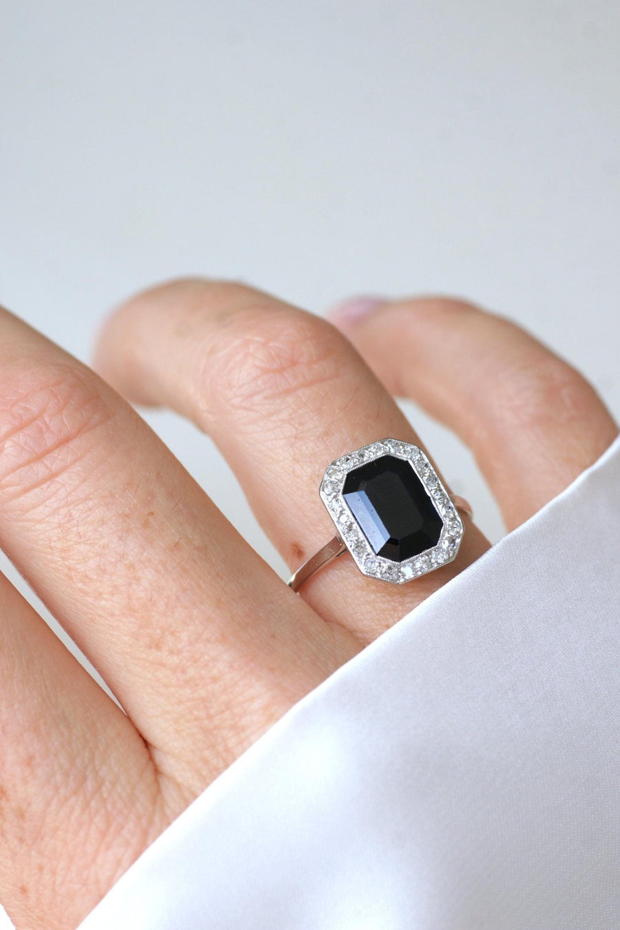 Art Deco Sapphire Ring Surrounded by Diamonds - Galerie Pénélope