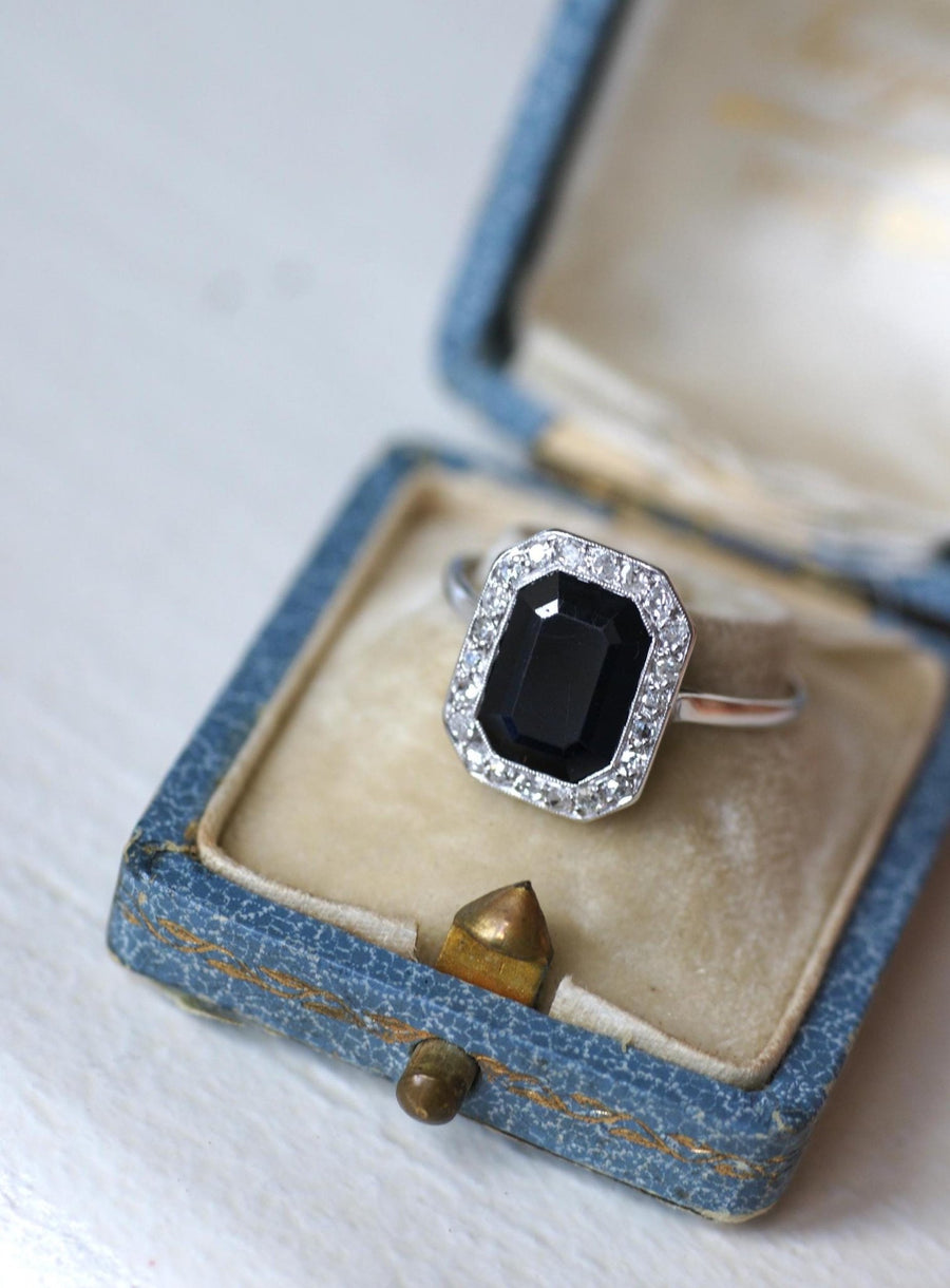 Art Deco Sapphire Ring Surrounded by Diamonds - Galerie Pénélope
