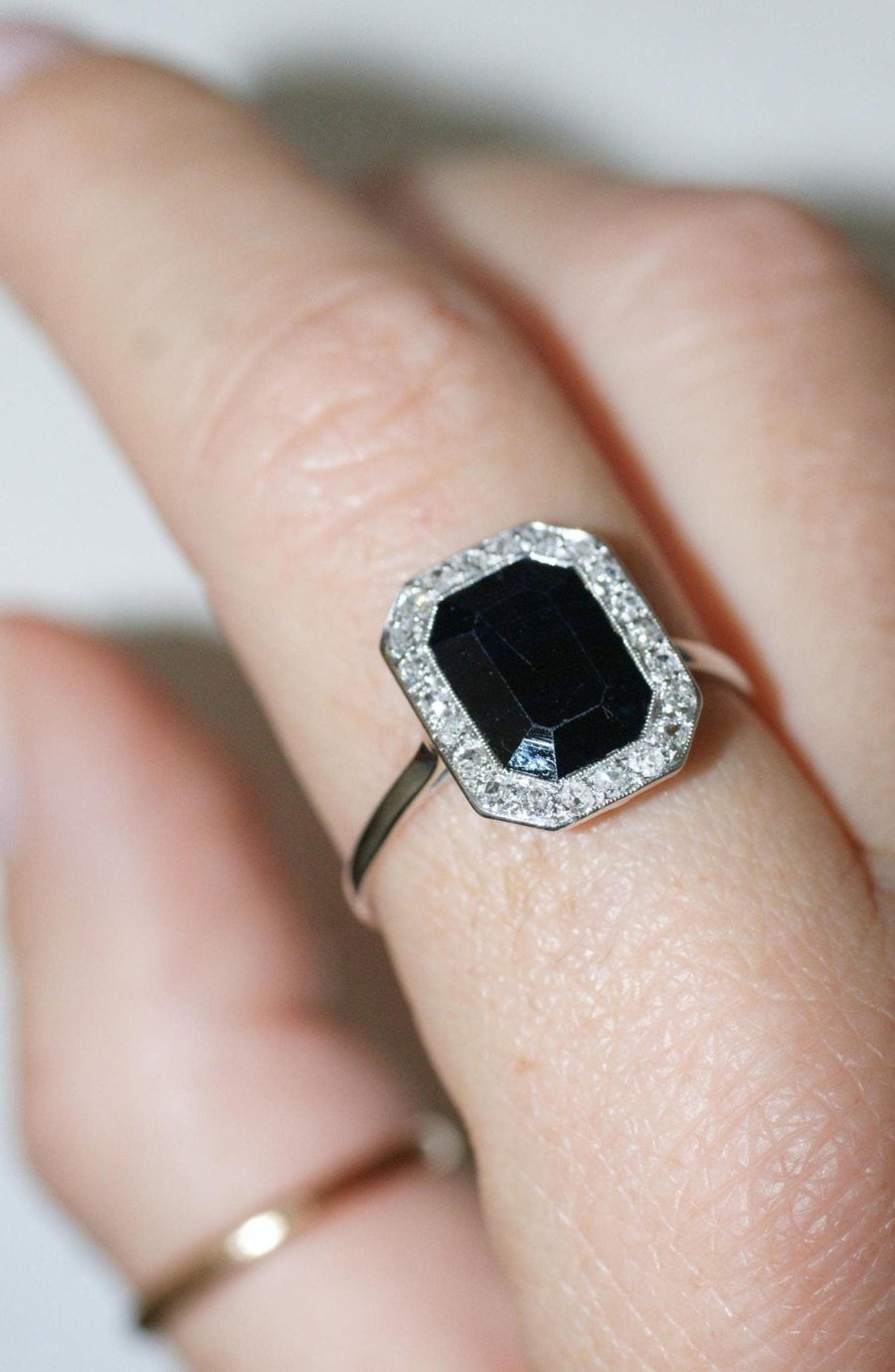 Art Deco Sapphire Ring Surrounded by Diamonds - Galerie Pénélope