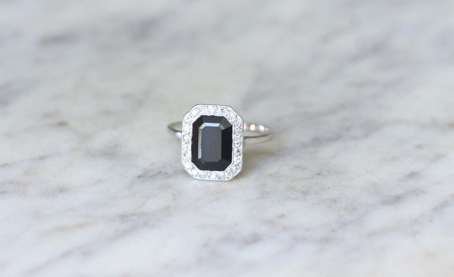 Art Deco Sapphire Ring Surrounded by Diamonds - Galerie Pénélope