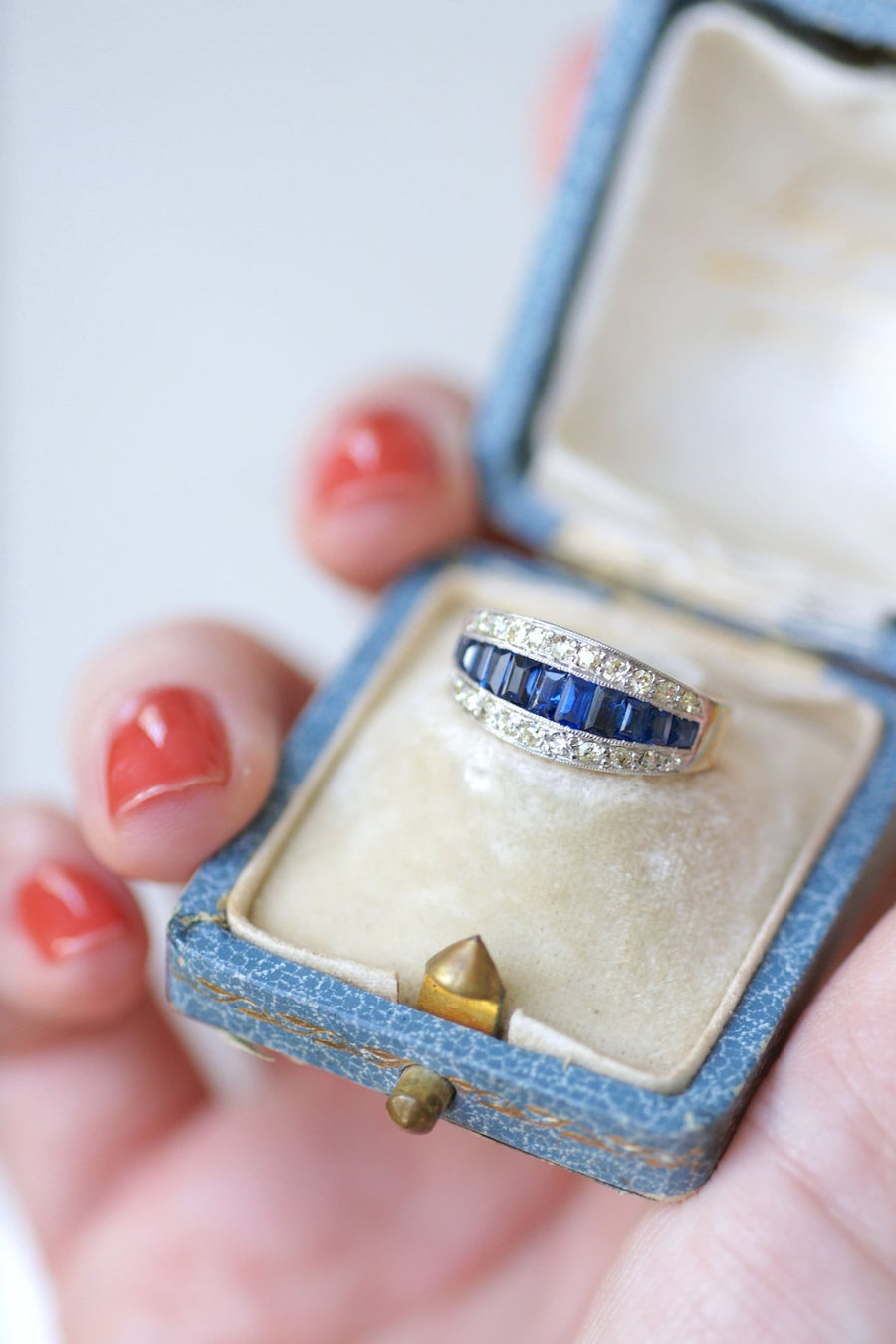 Calibrated Sapphires and Diamonds Art Deco Band Ring - Galerie Pénélope