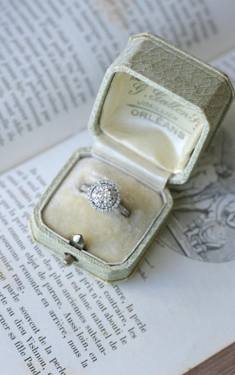 Double Target Ring Surrounded by Diamonds 1.50 Cts White Gold - Galerie Pénélope