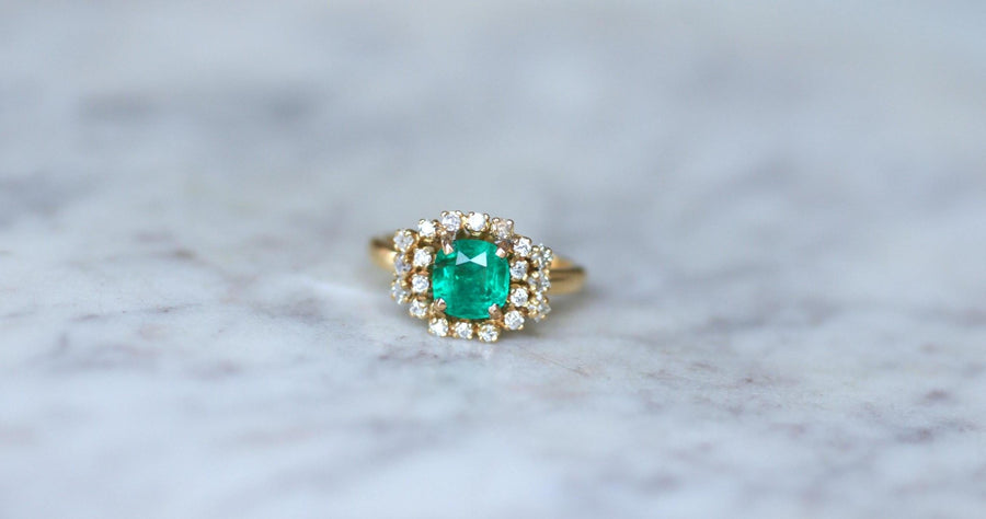 Emerald Ring 1.52 Cts and Diamonds on Yellow Gold - Galerie Pénélope