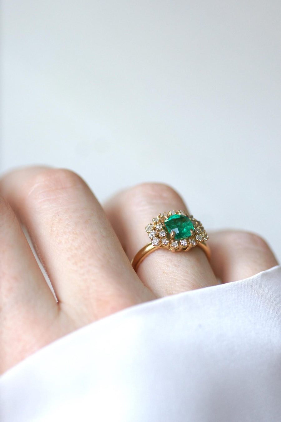 Emerald Ring 1.52 Cts and Diamonds on Yellow Gold - Galerie Pénélope