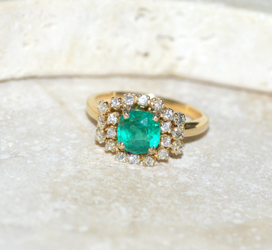 Emerald Ring 1.52 Cts and Diamonds on Yellow Gold - Galerie Pénélope