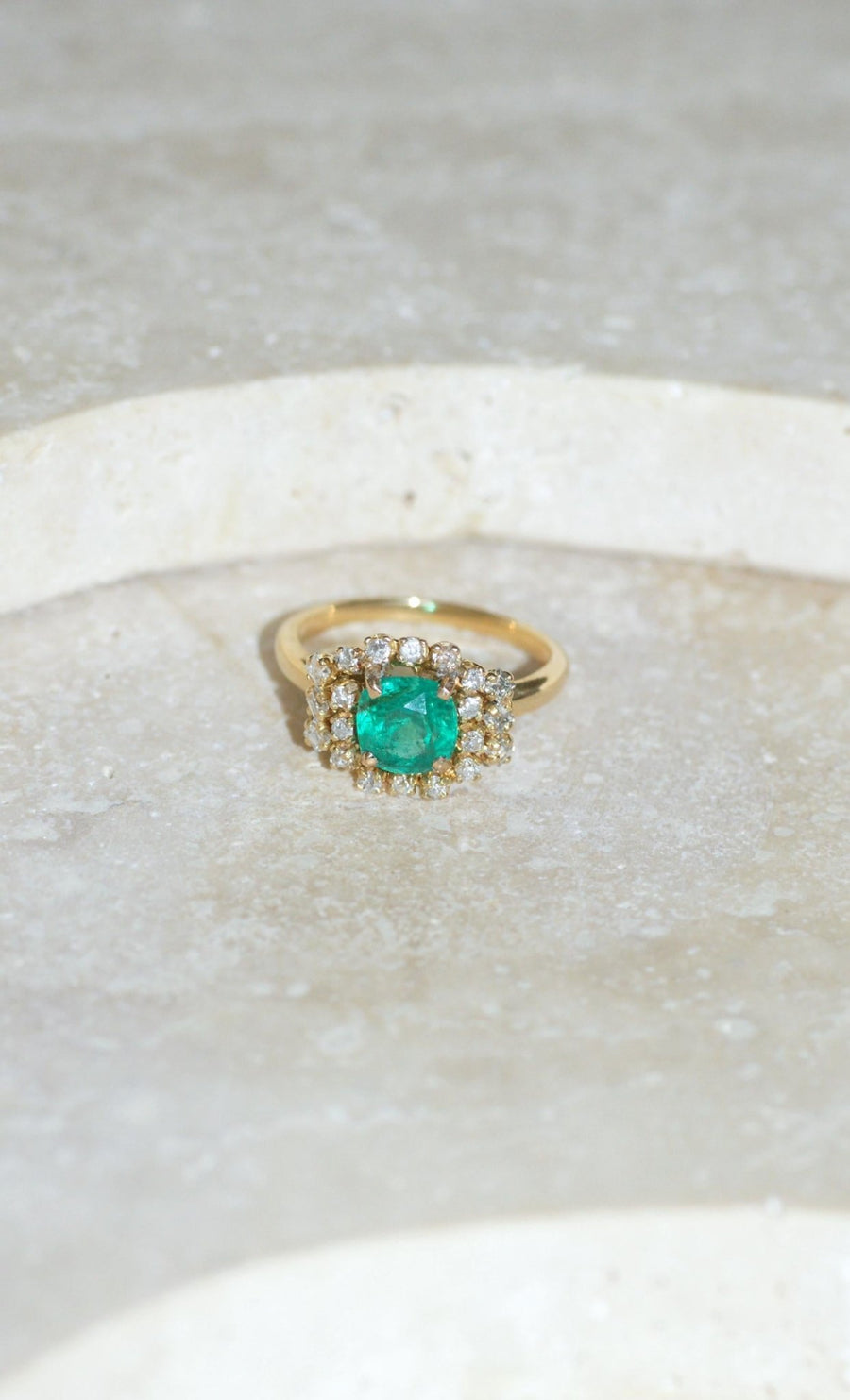Emerald Ring 1.52 Cts and Diamonds on Yellow Gold - Galerie Pénélope