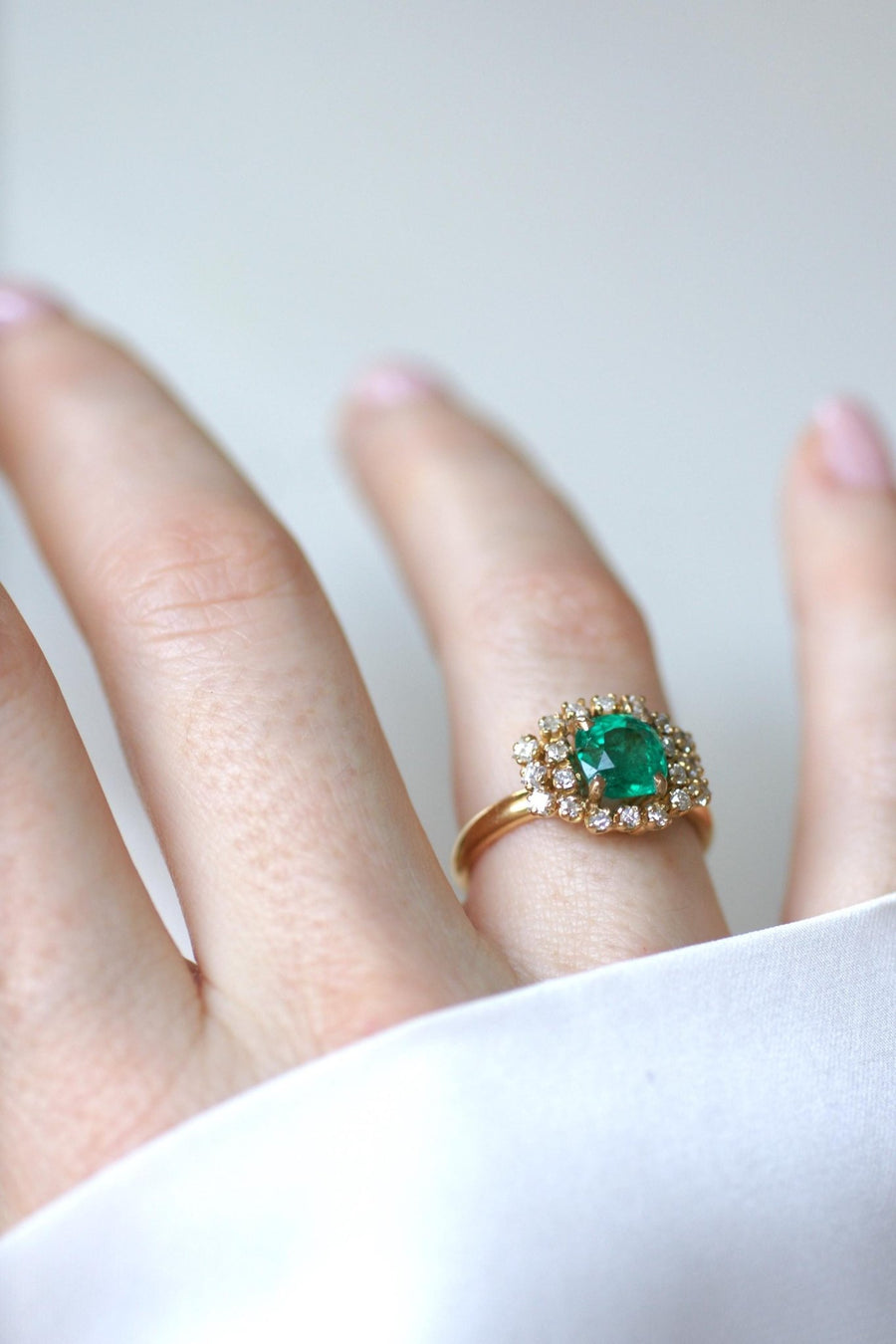 Emerald Ring 1.52 Cts and Diamonds on Yellow Gold - Galerie Pénélope