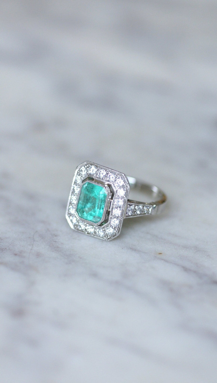 Colombian Emerald 2.30 Cts Ring with Art Deco Diamonds - Galerie Pénélope