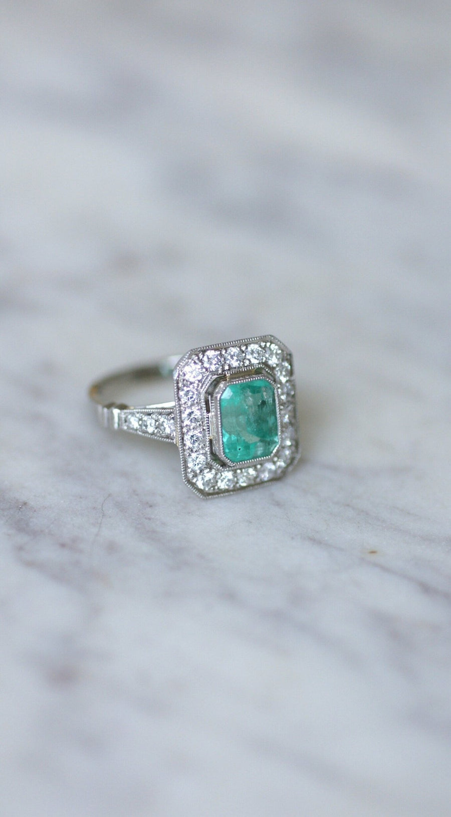 Colombian Emerald 2.30 Cts Ring with Art Deco Diamonds - Galerie Pénélope
