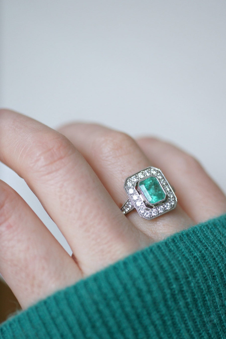 Colombian Emerald 2.30 Cts Ring with Art Deco Diamonds - Galerie Pénélope