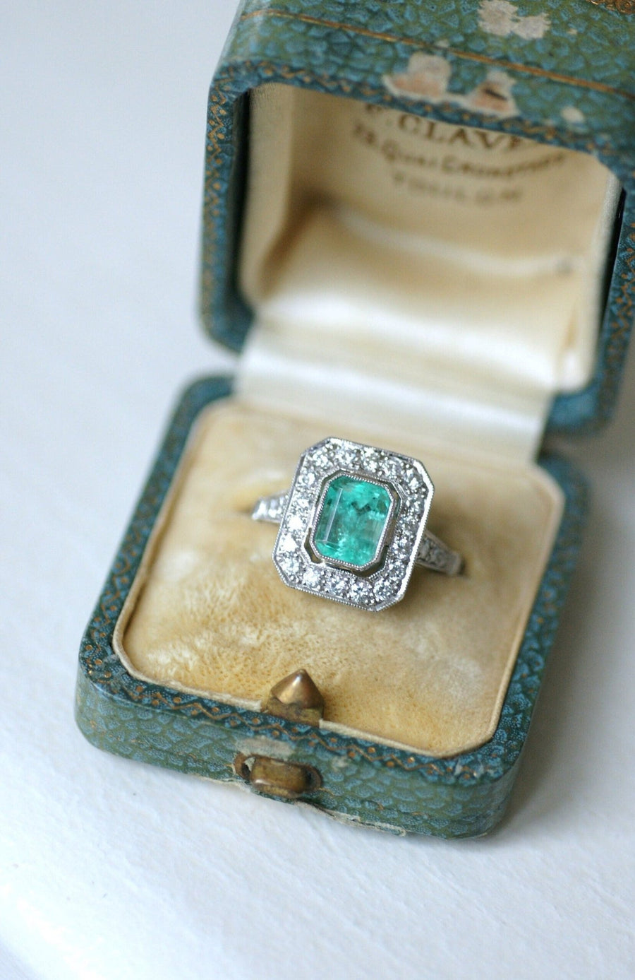 Colombian Emerald 2.30 Cts Ring with Art Deco Diamonds - Galerie Pénélope