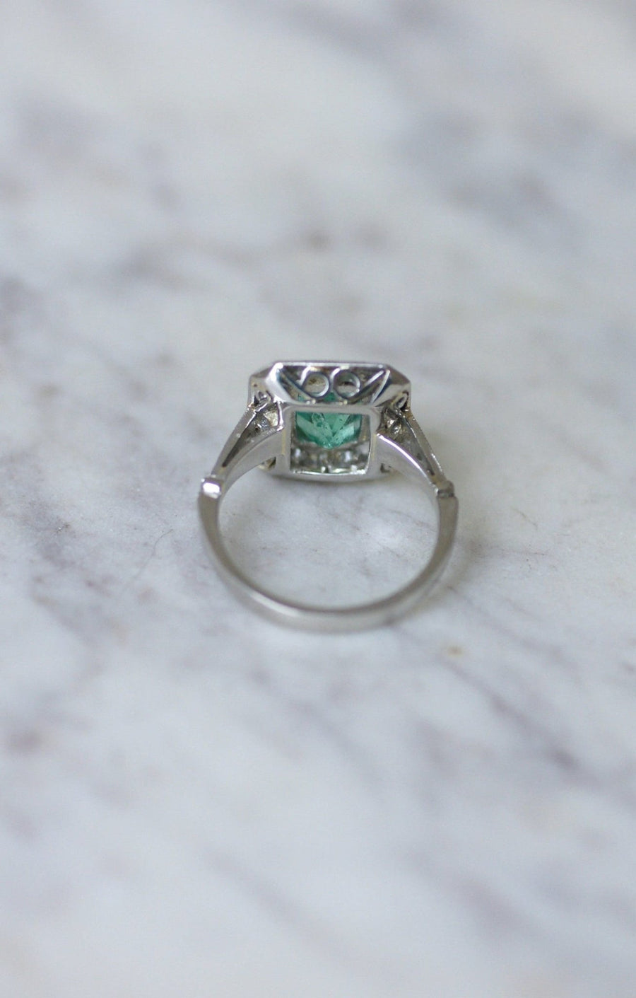 Colombian Emerald 2.30 Cts Ring with Art Deco Diamonds - Galerie Pénélope