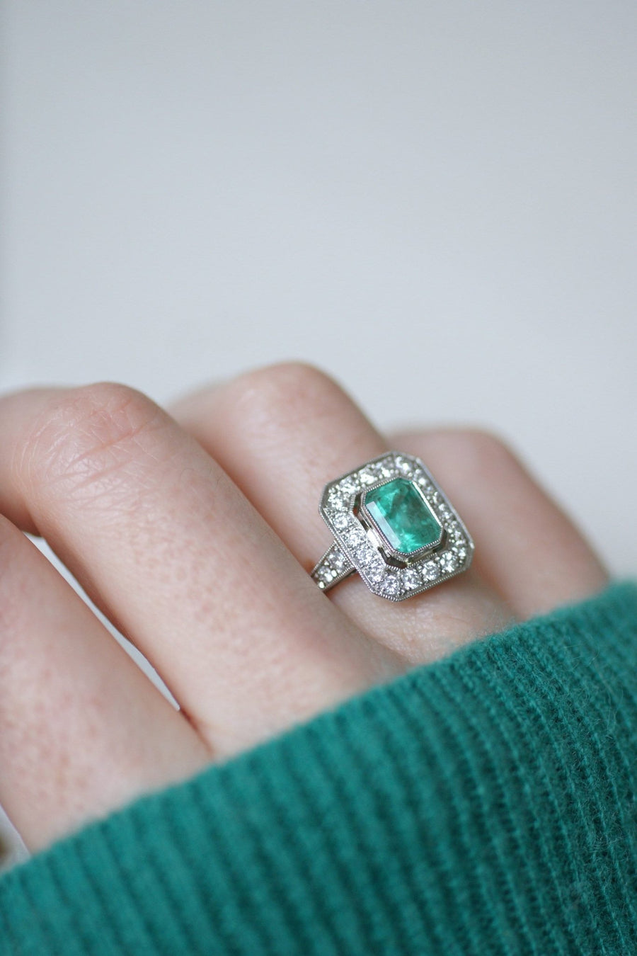 Colombian Emerald 2.30 Cts Ring with Art Deco Diamonds - Galerie Pénélope