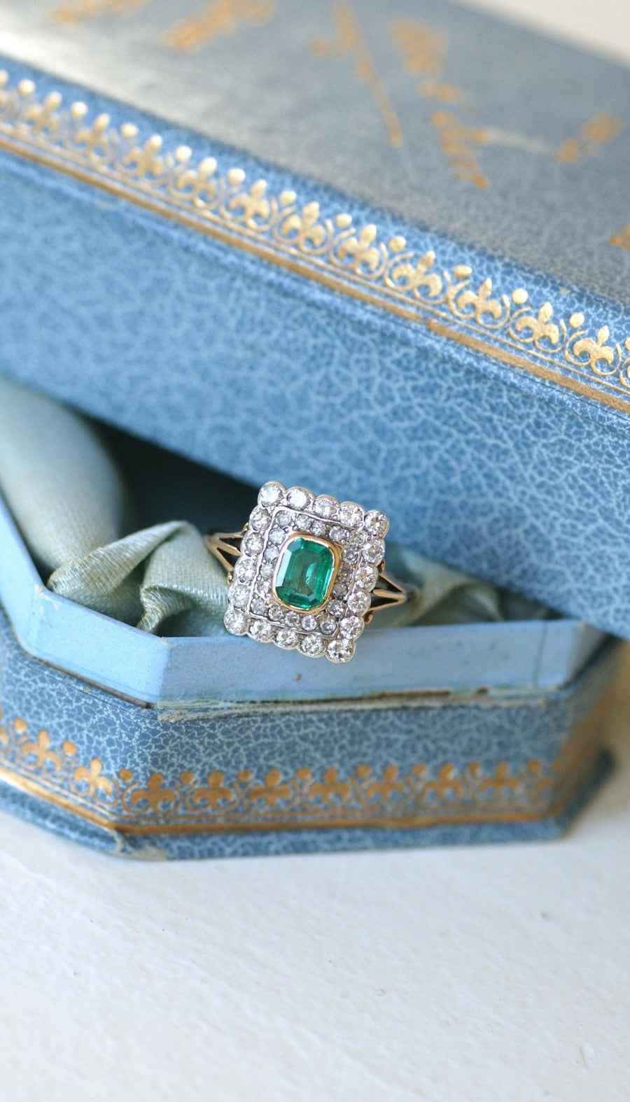Colombian Emerald Ring Double Surrounded by Diamonds - Galerie Pénélope