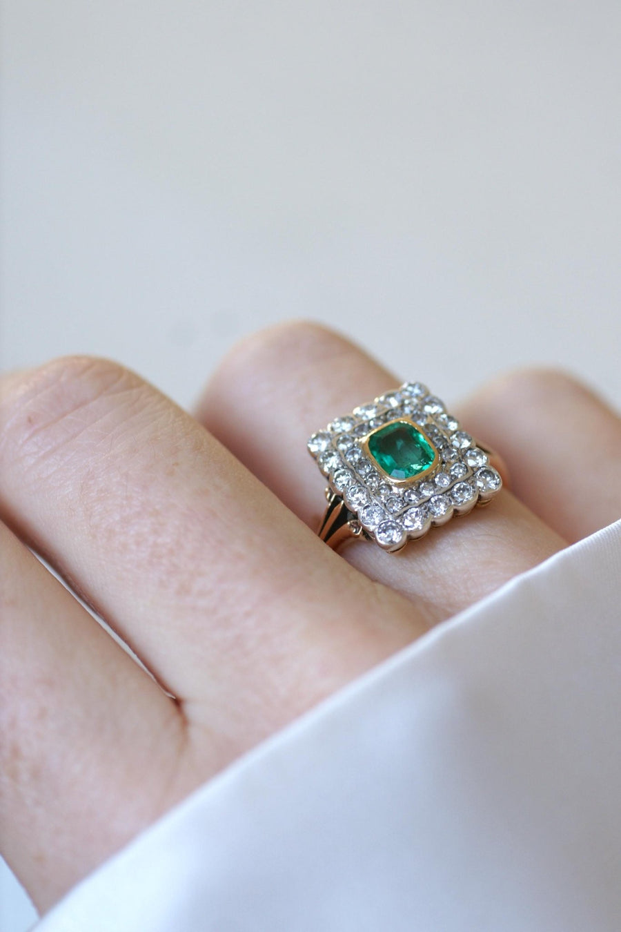 Colombian Emerald Ring Double Surrounded by Diamonds - Galerie Pénélope