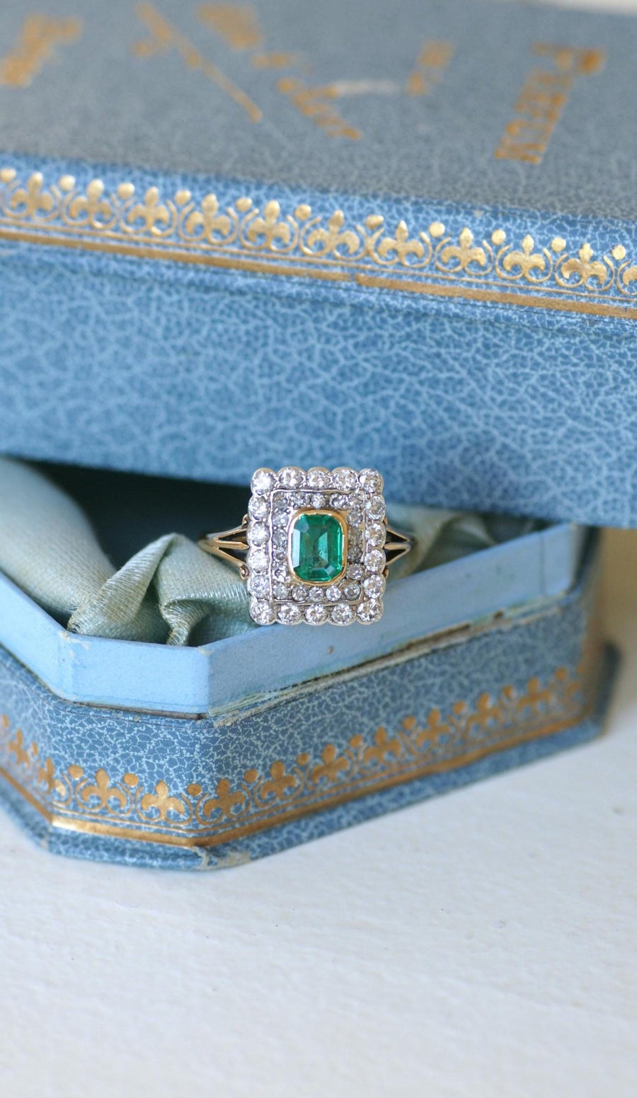 Colombian Emerald Ring Double Surrounded by Diamonds - Galerie Pénélope