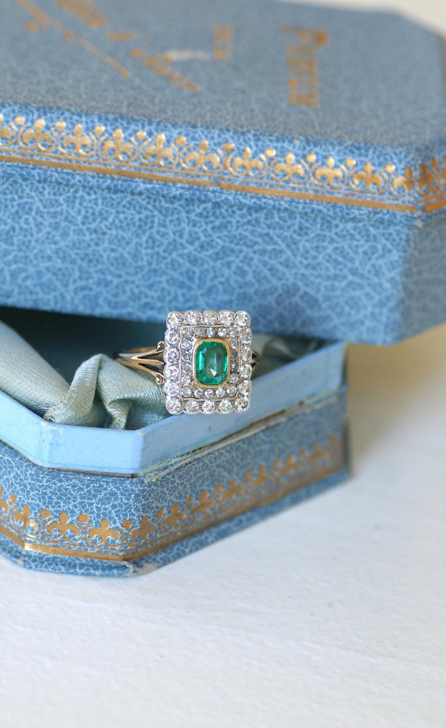 Colombian Emerald Ring Double Surrounded by Diamonds - Galerie Pénélope