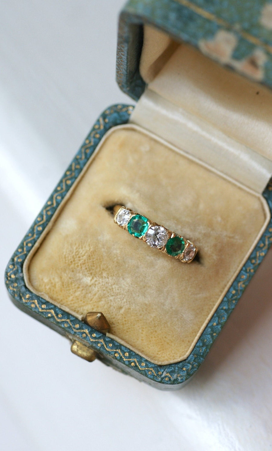 Emerald and Yellow Gold Diamond Garter Ring - Galerie Pénélope