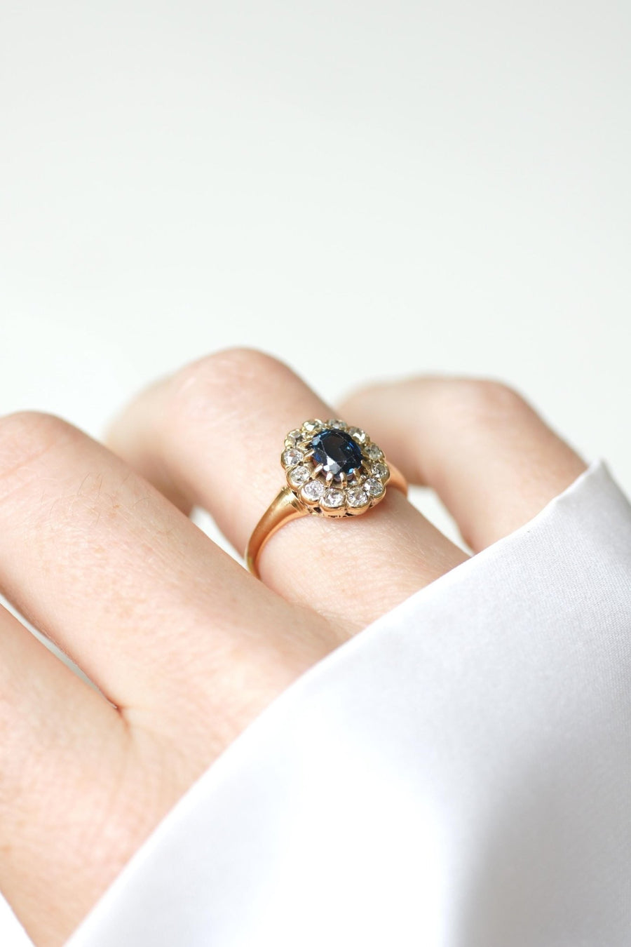 Antique Marguerite Ring 0.85 Cts Sapphire and Diamonds on Yellow Gold - Galerie Pénélope
