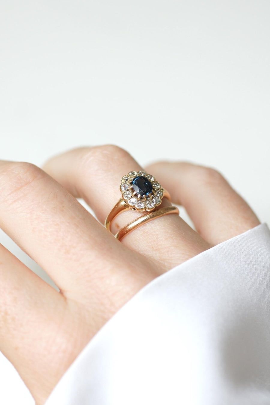 Antique Marguerite Ring 0.85 Cts Sapphire and Diamonds on Yellow Gold - Galerie Pénélope