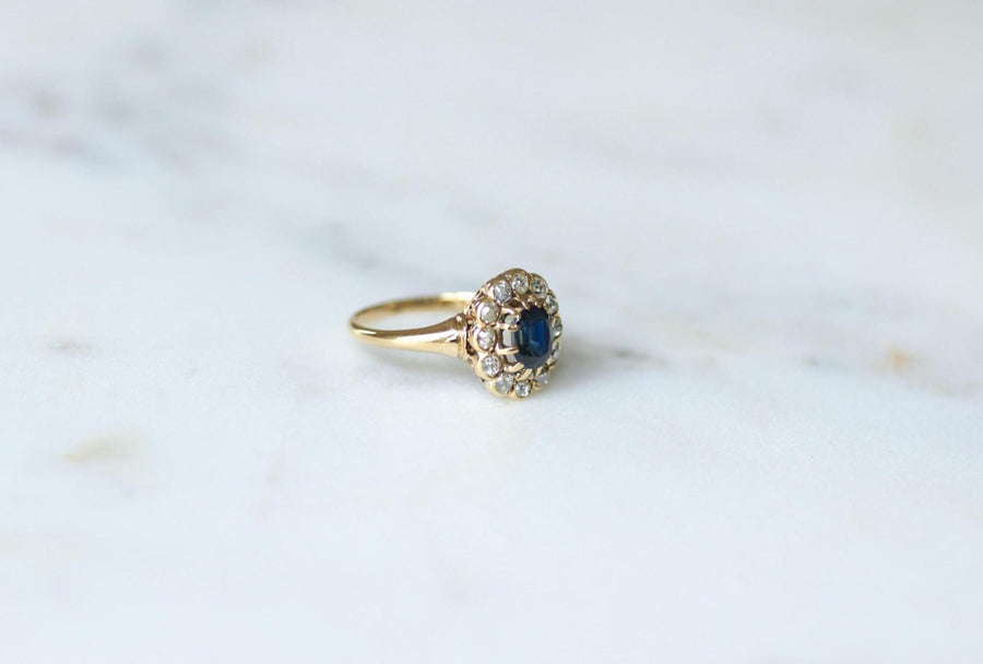 Antique Marguerite Ring 0.85 Cts Sapphire and Diamonds on Yellow Gold - Galerie Pénélope