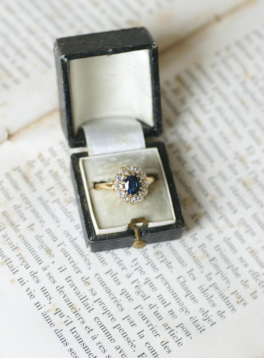 Antique Marguerite Ring 0.85 Cts Sapphire and Diamonds on Yellow Gold - Galerie Pénélope