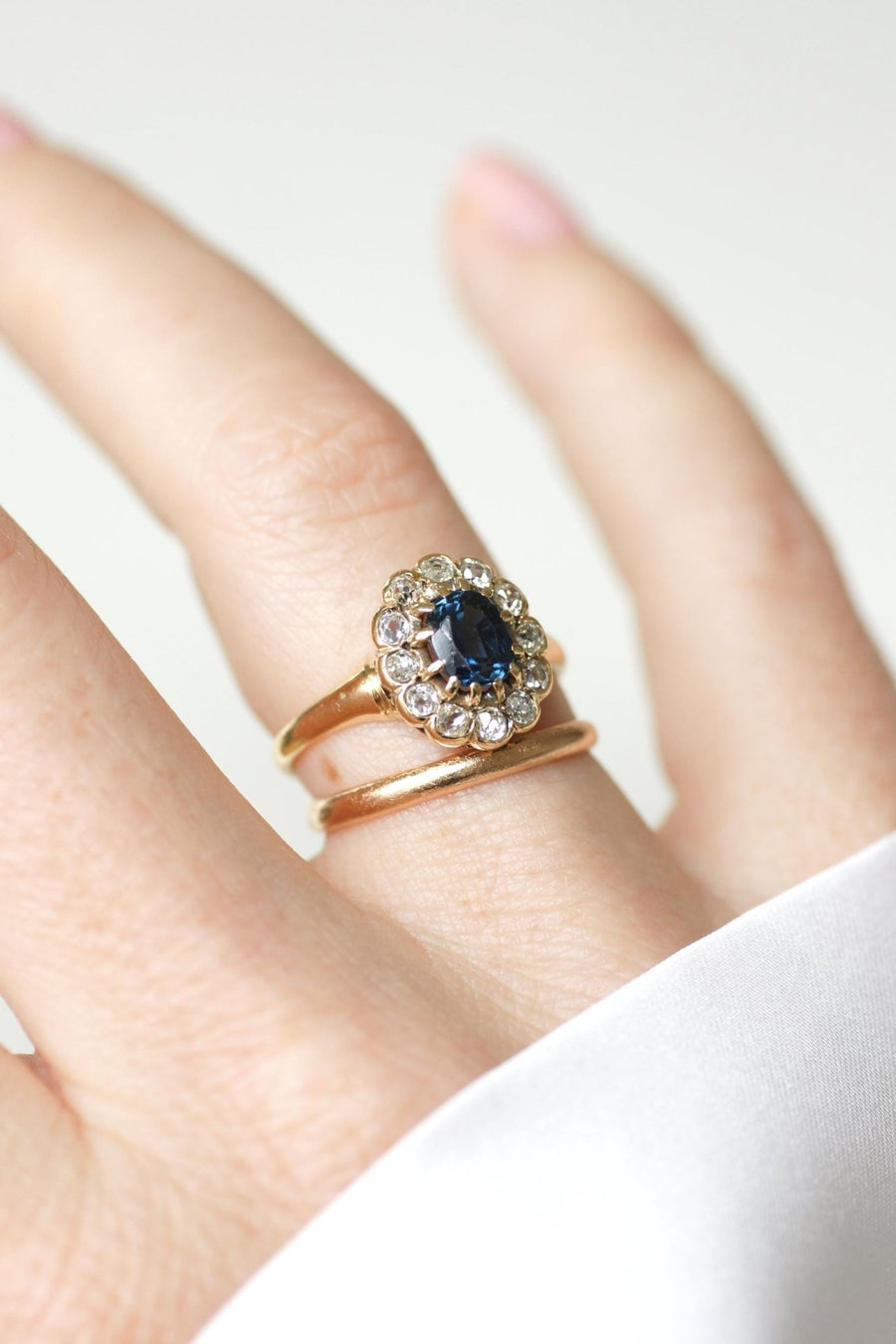 Antique Marguerite Ring 0.85 Cts Sapphire and Diamonds on Yellow Gold - Galerie Pénélope