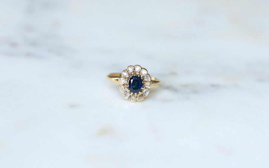 Antique Marguerite Ring 0.85 Cts Sapphire and Diamonds on Yellow Gold - Galerie Pénélope