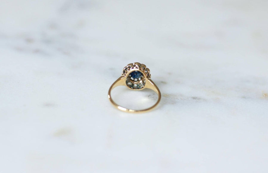 Antique Marguerite Ring 0.85 Cts Sapphire and Diamonds on Yellow Gold - Galerie Pénélope