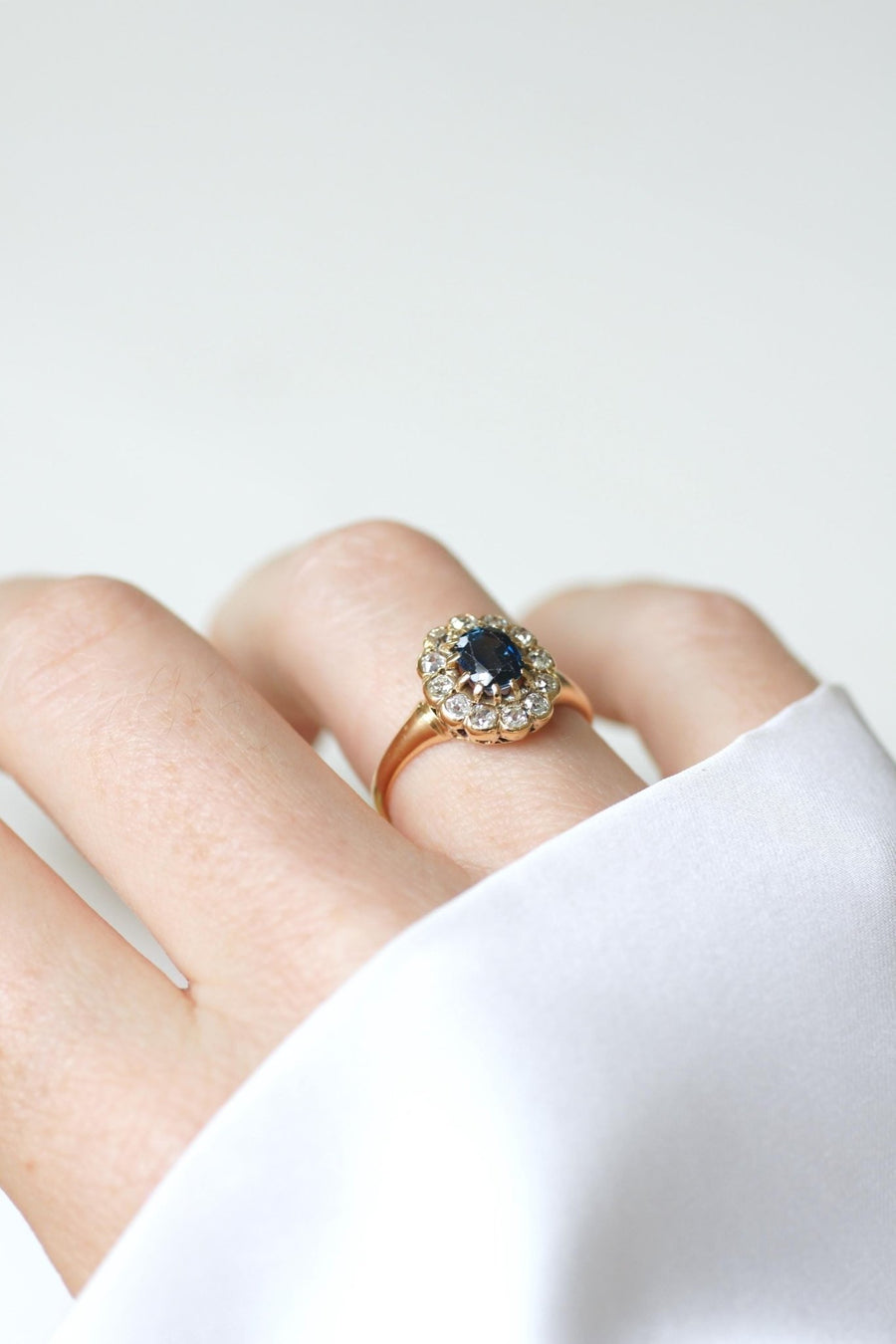 Antique Marguerite Ring 0.85 Cts Sapphire and Diamonds on Yellow Gold - Galerie Pénélope