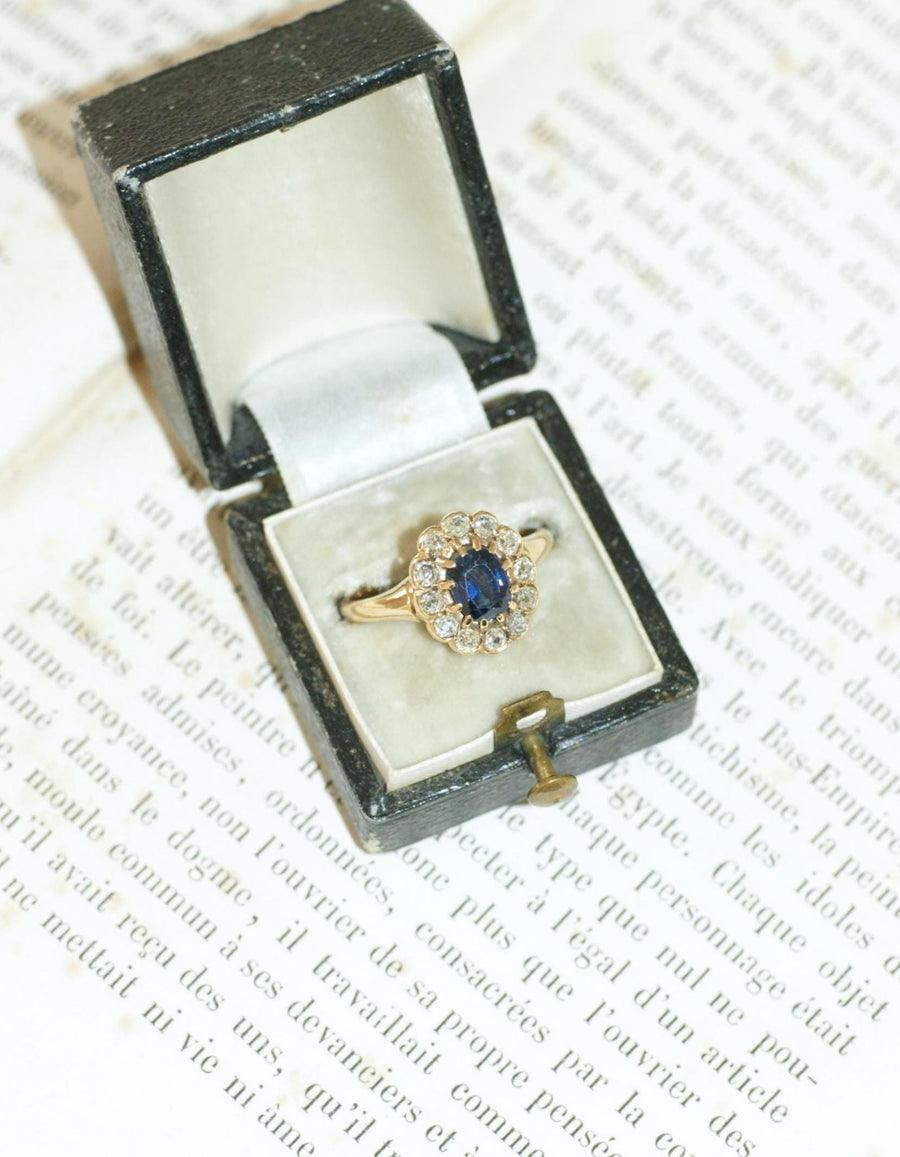 Antique Marguerite Ring 0.85 Cts Sapphire and Diamonds on Yellow Gold - Galerie Pénélope