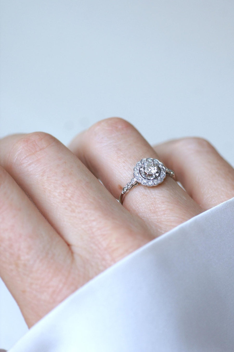 Art Deco Daisy Ring Diamonds on Platinum - Galerie Pénélope